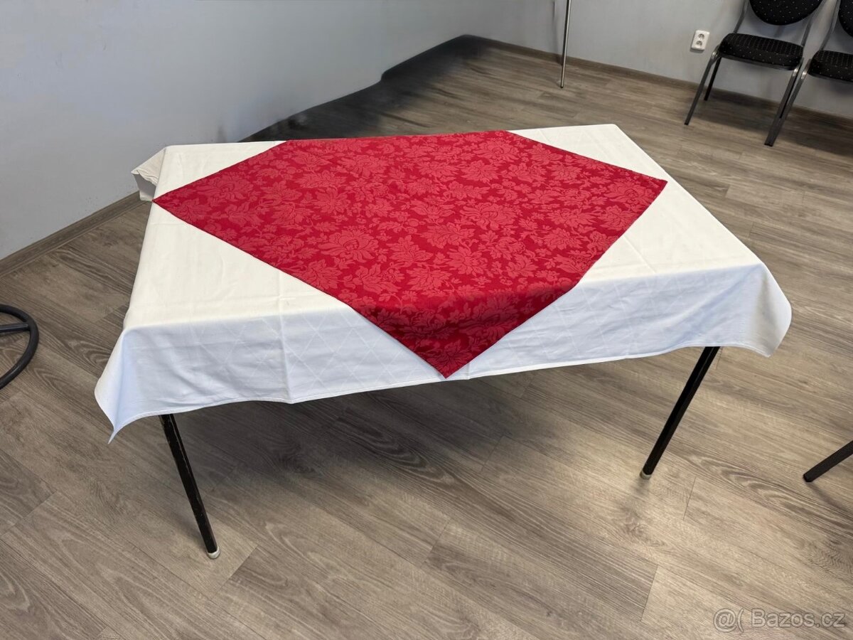 Dřevěný stůl k kovovou konstrukci