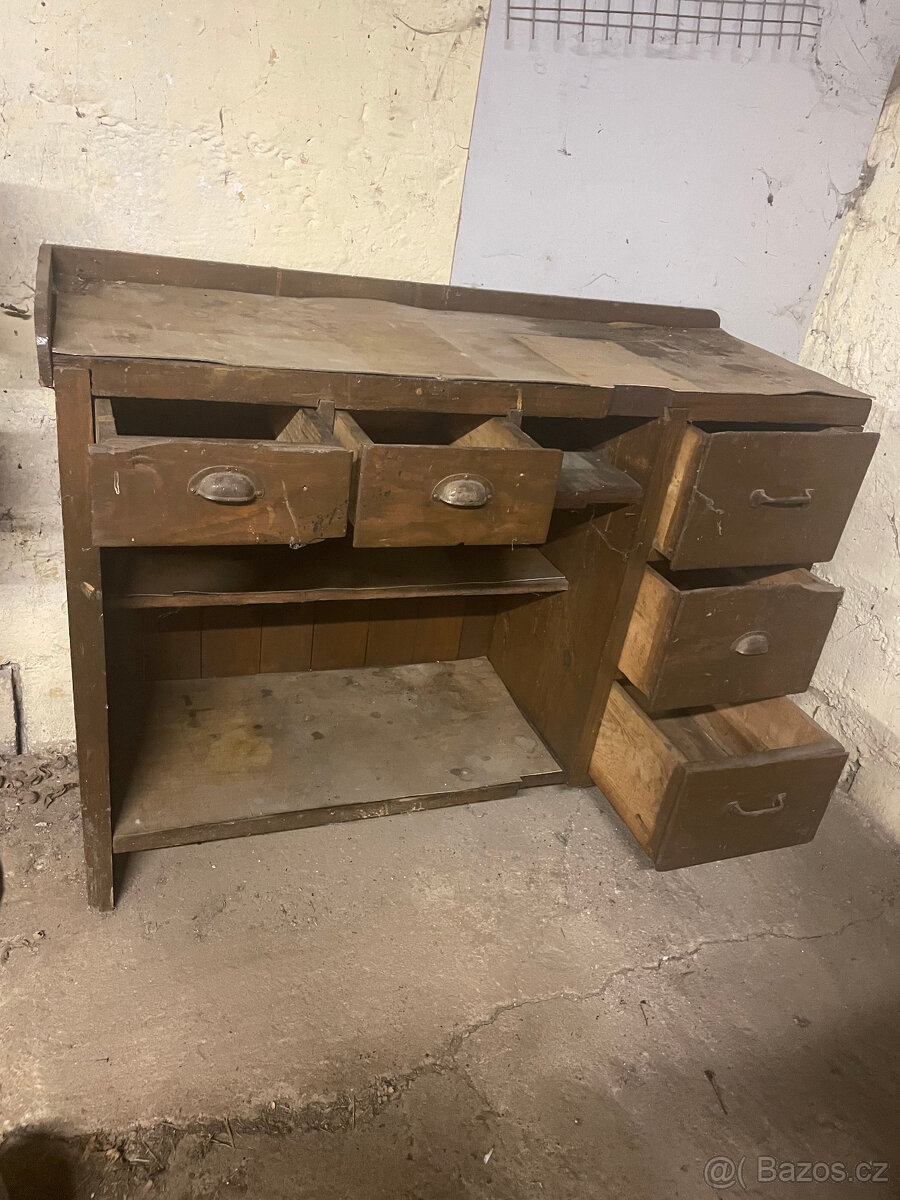 Pracovní stůl