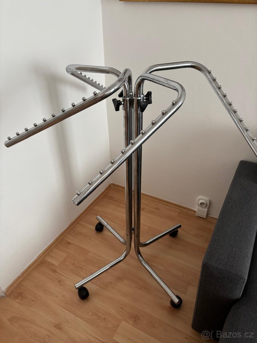 Štendr/Stojan na oblečení