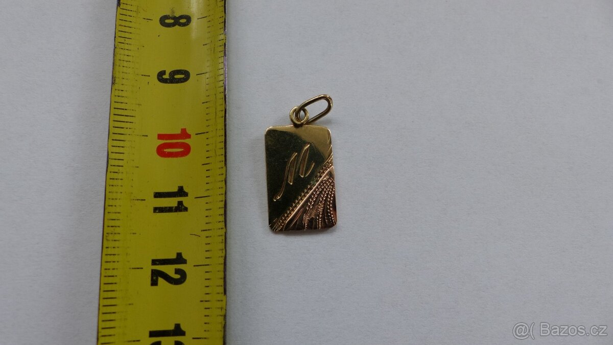 Zlatý přívěšek s písmenem M
