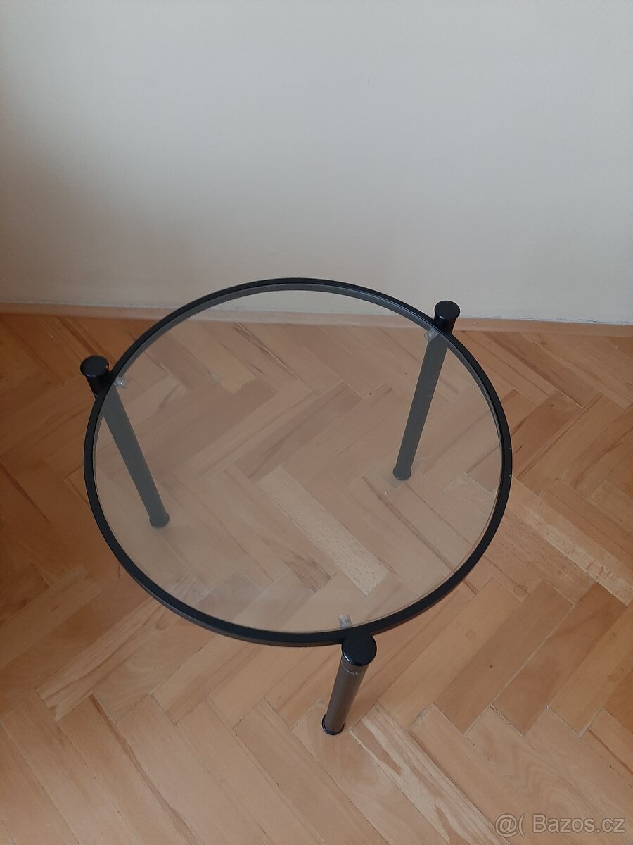 Kulatý skleněný stolek