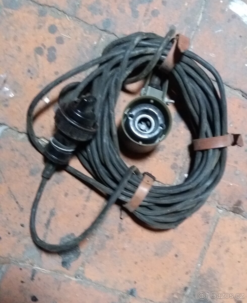 Vojenský kabel se světlem