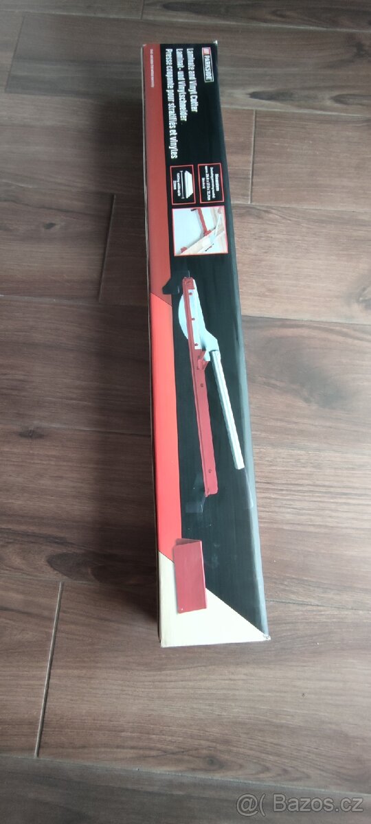 Nůžky na vinyl a laminát.