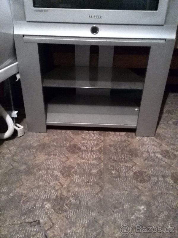 Stolek pod tv