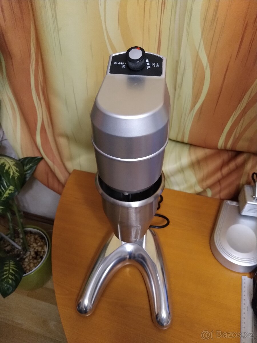 Stolní mixér na na přípravu proteinových a mléčných koktejlů