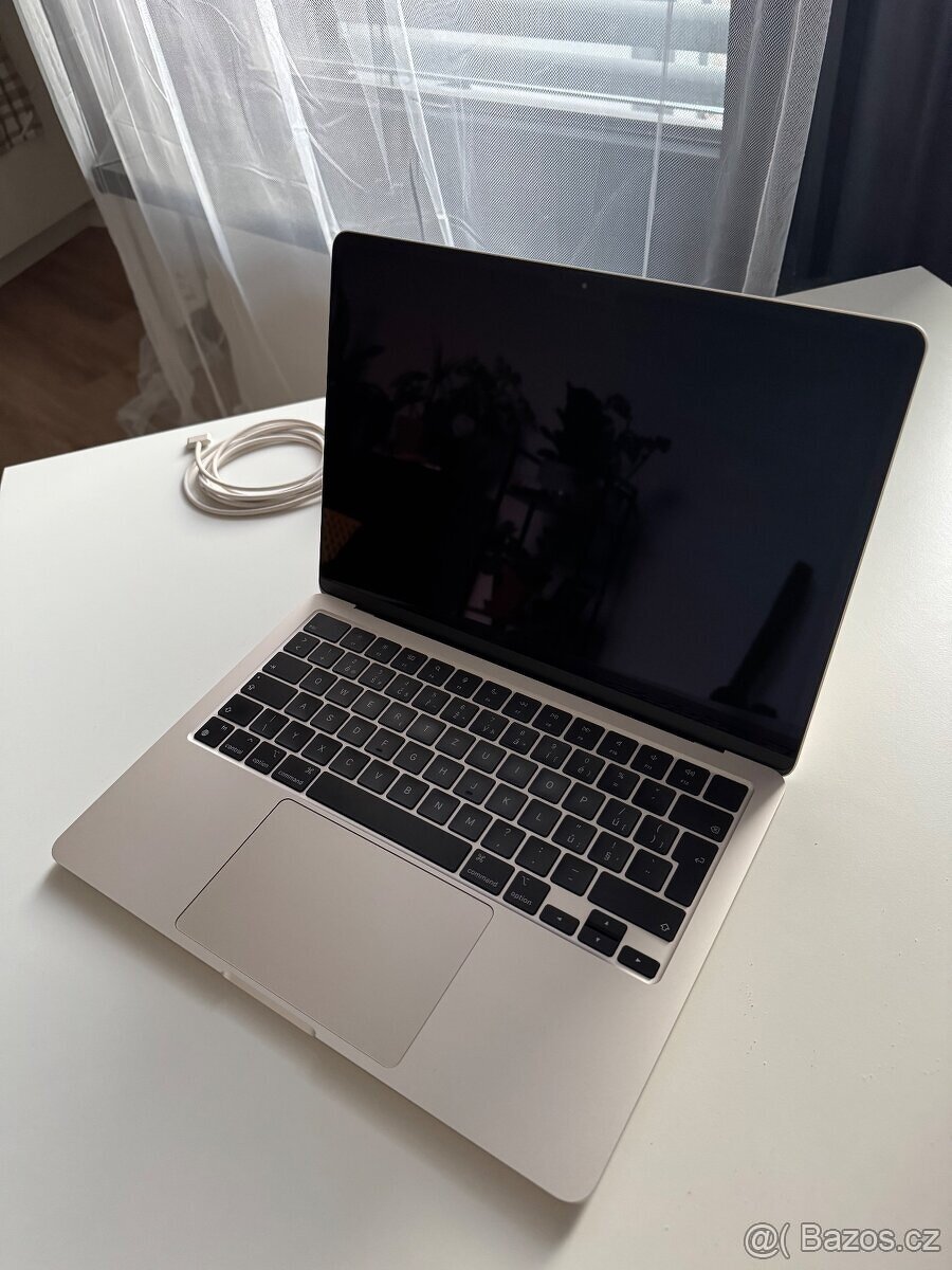 MacBook Air 13'' 2022 / M2 / 8GB / 256GB SSD / Starlight