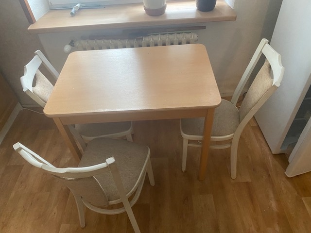 kuchyňský stůl 75 x 60 x 90 cm