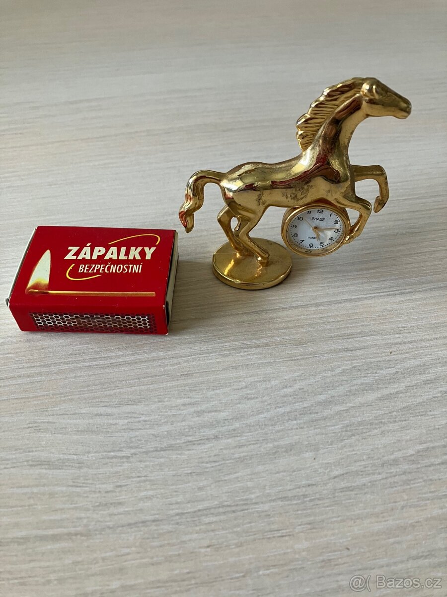 Hodiny tvar koně, růžový porcelán