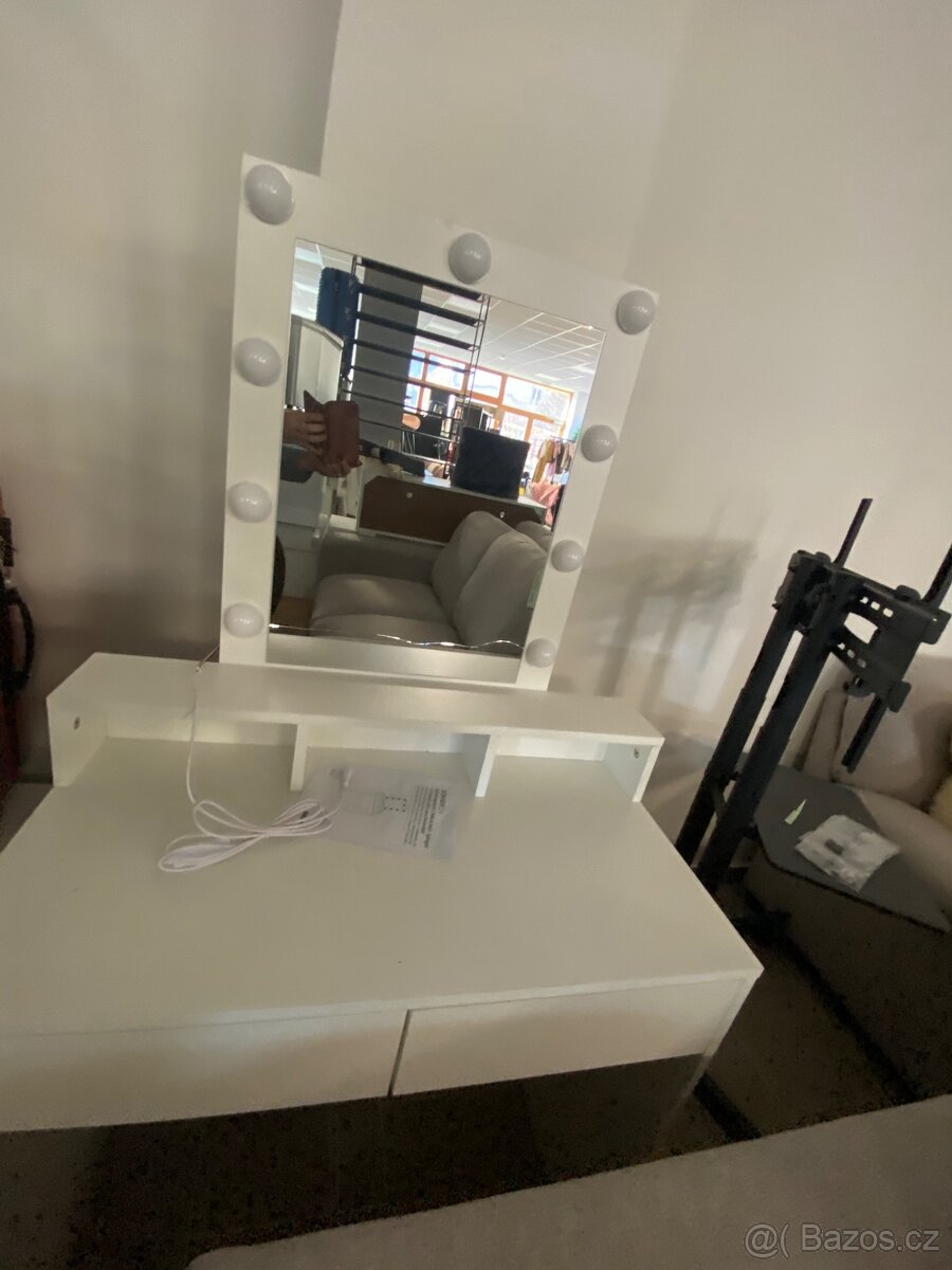 Toaletní stolek osvícený