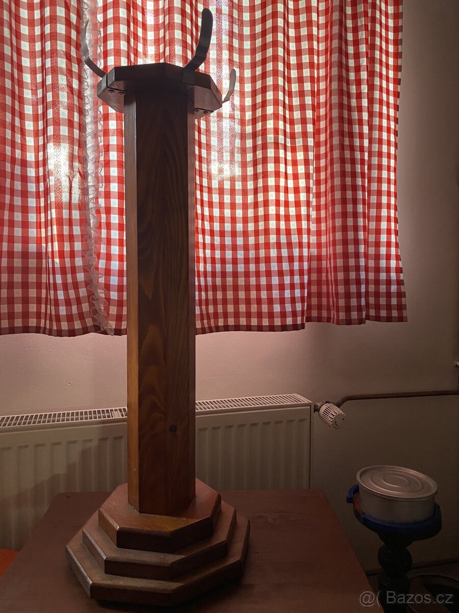 Krásný dřevěný stojan na květiny s ocelovými zamezovači