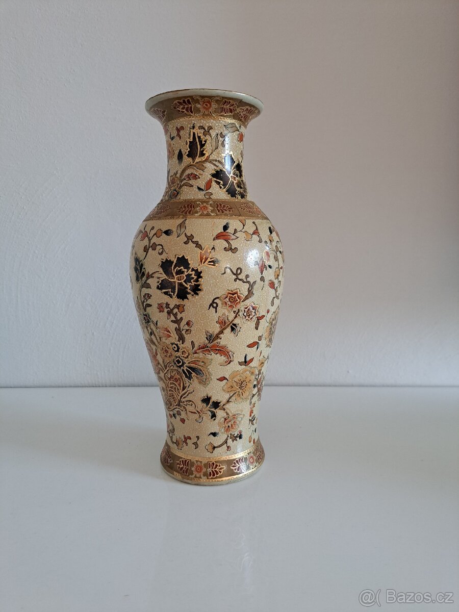 Stará váza s čínským, květinovým motivem