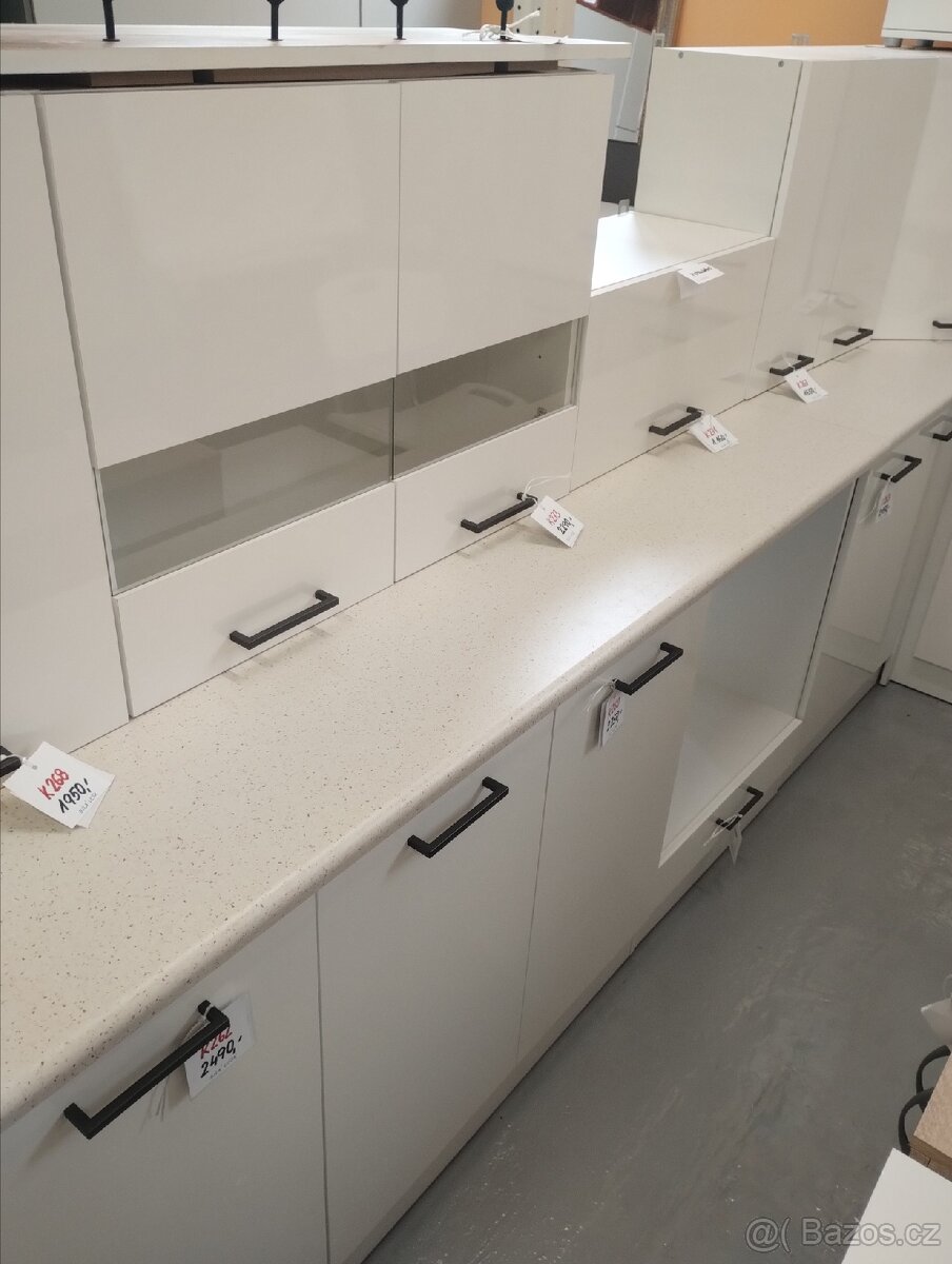 Kuchyně bílá lesk černé úchytky