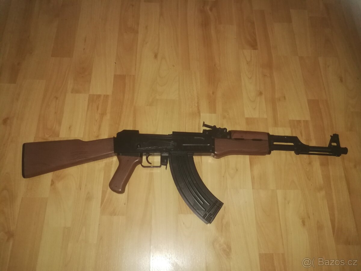 puška kulomet na kuličky