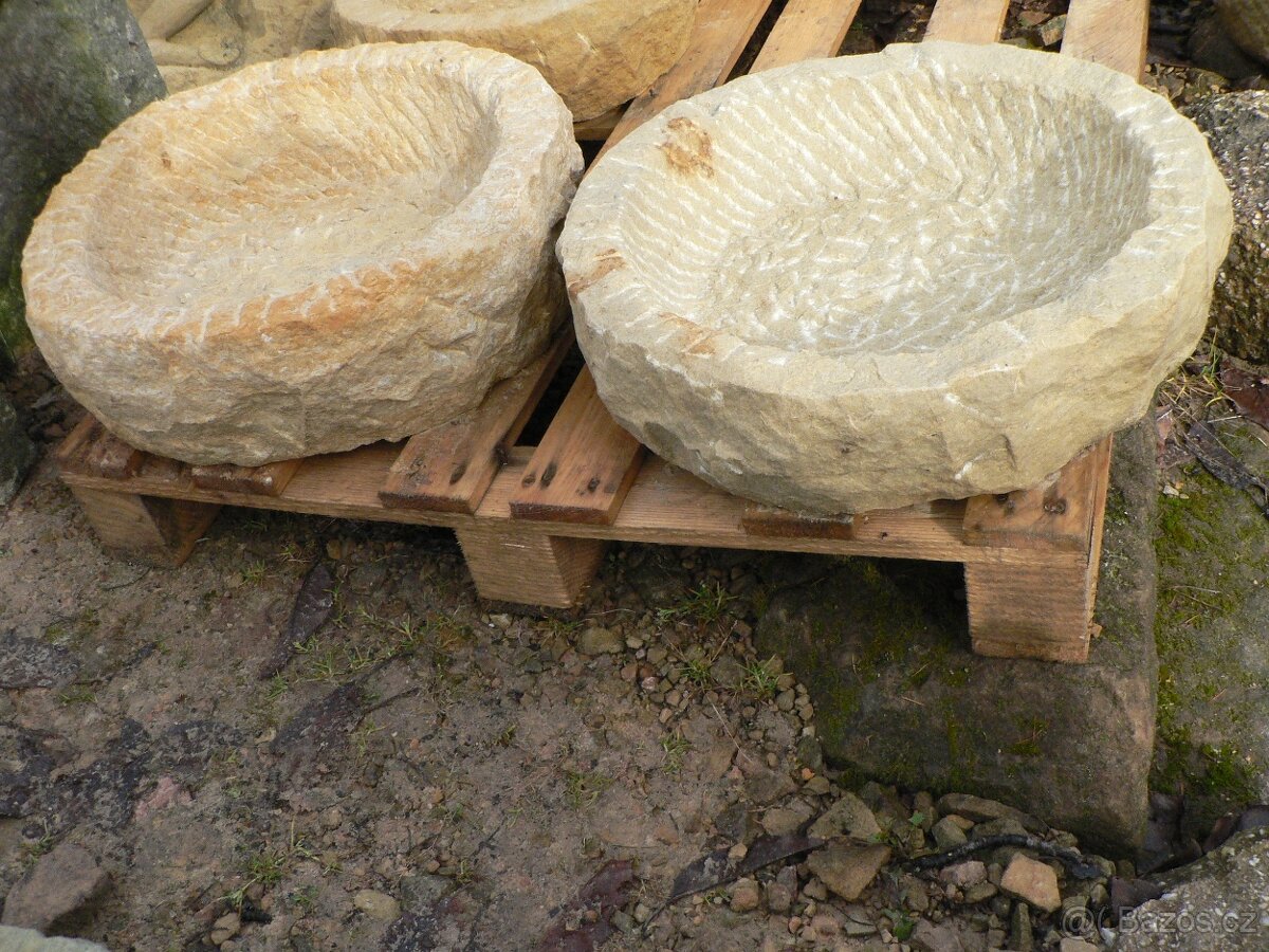 Kamenná pítka, mísy