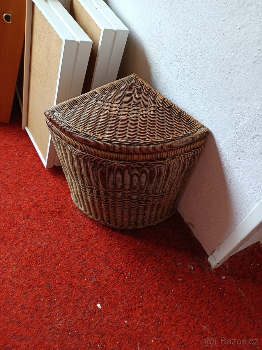 Ratanový rohový koš