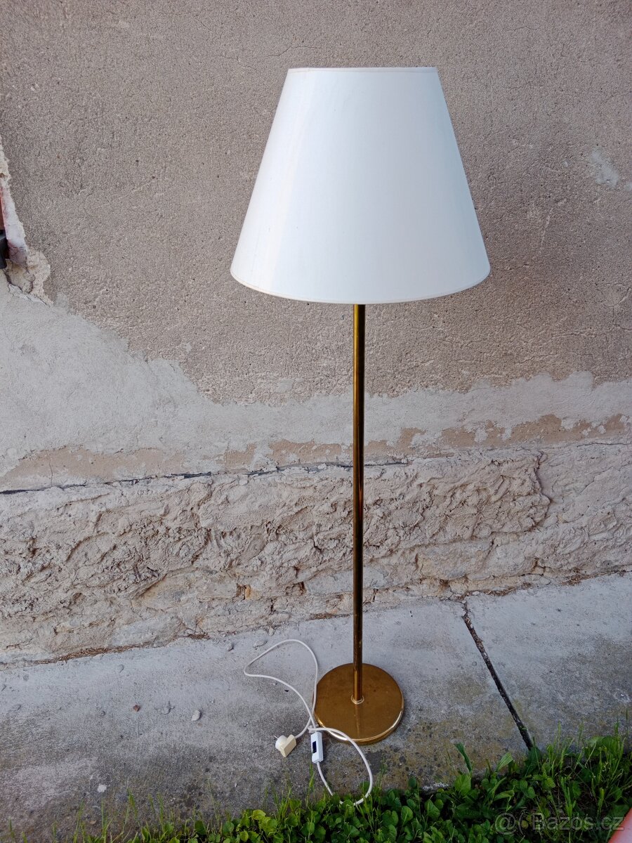 stojací lampa