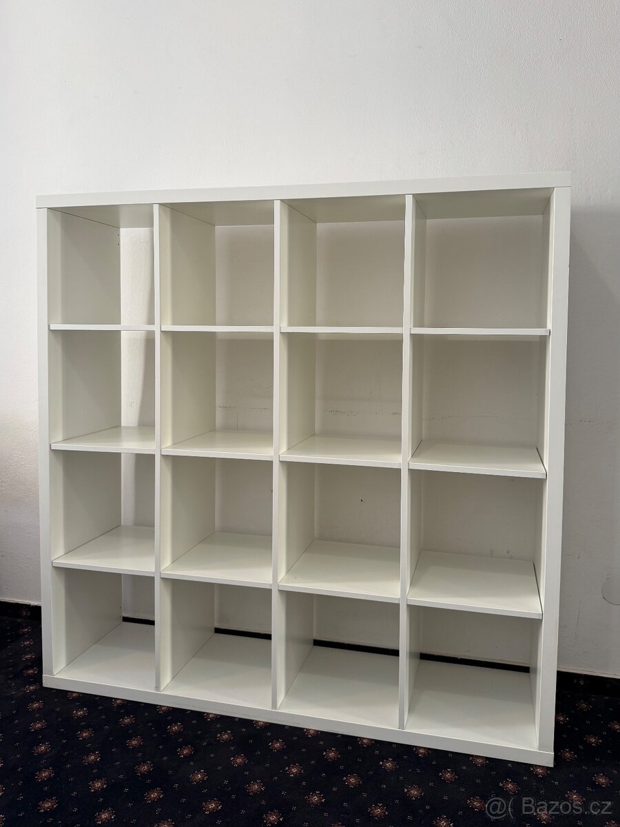 Bílý regál KALLAX IKEA 4x4