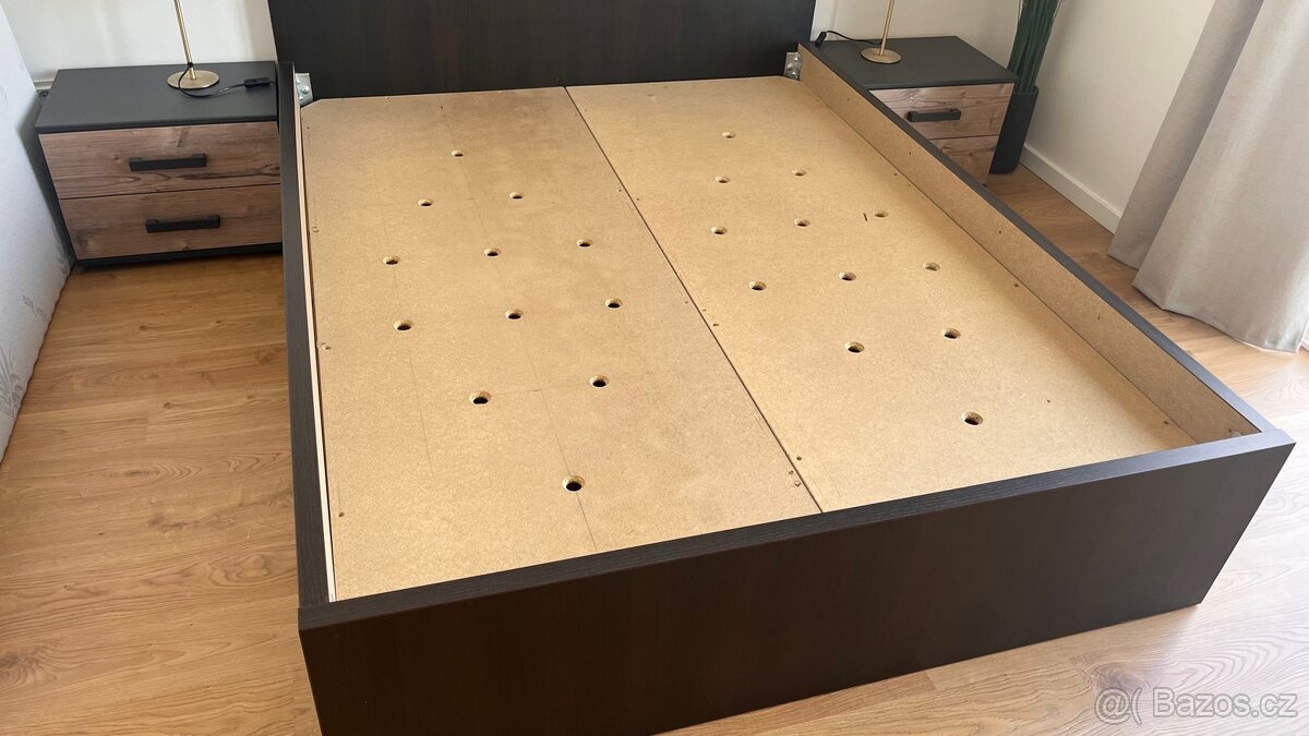 Postel 196x155cm na miru, zpevnena, vcetne matraci