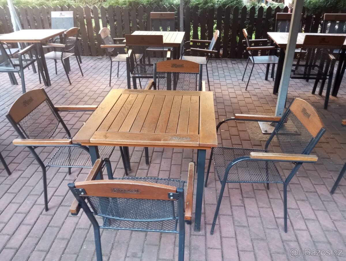 Venkovní restaurační stoly a židle.