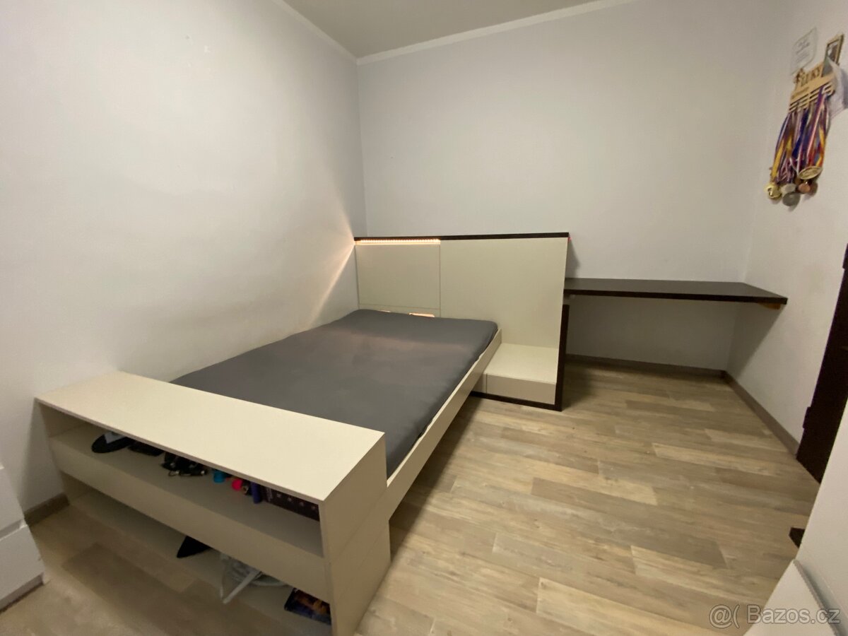Dřevěná postel s úložnými prostory a psacím stolem
