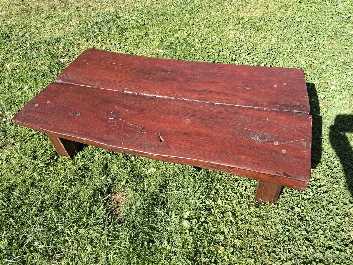 Ručně dělaný stul