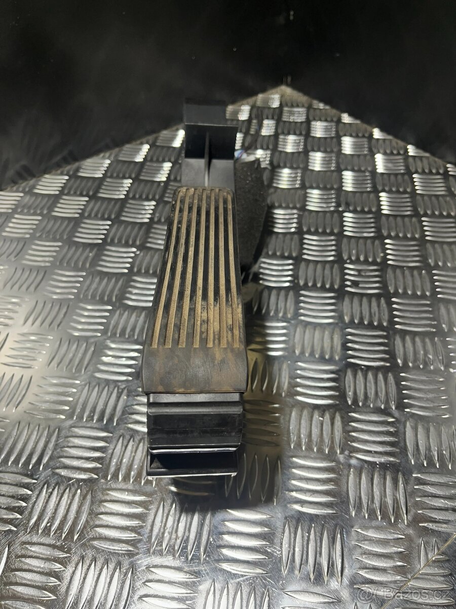 //Plynový pedál s potenciometrem Mercedes W163-W251 //