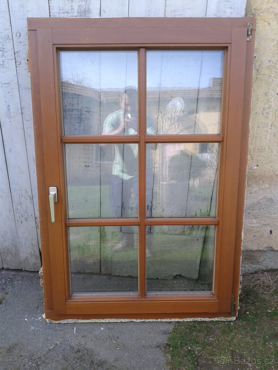 Dřevěné modřínové okno 92 x 137 cm