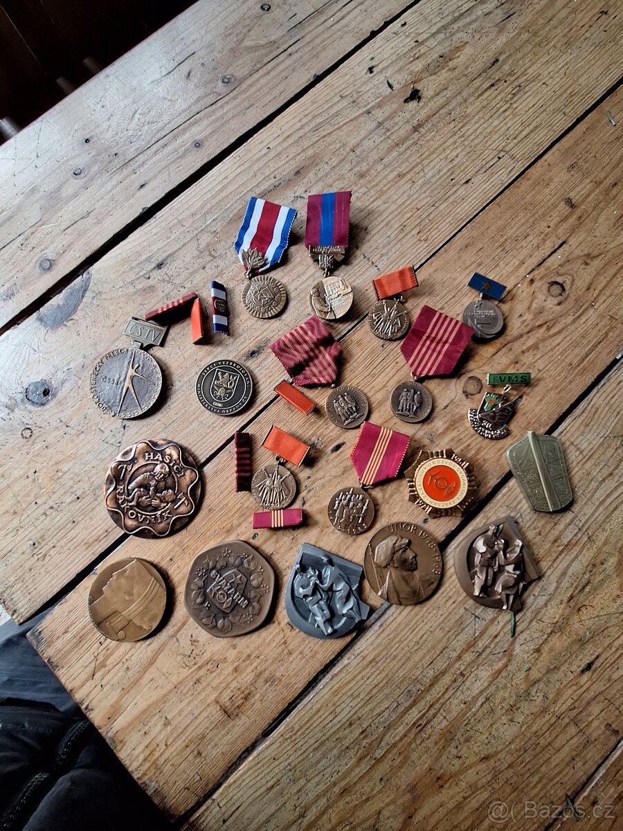 Rád medaile KSČ a další 19 ks