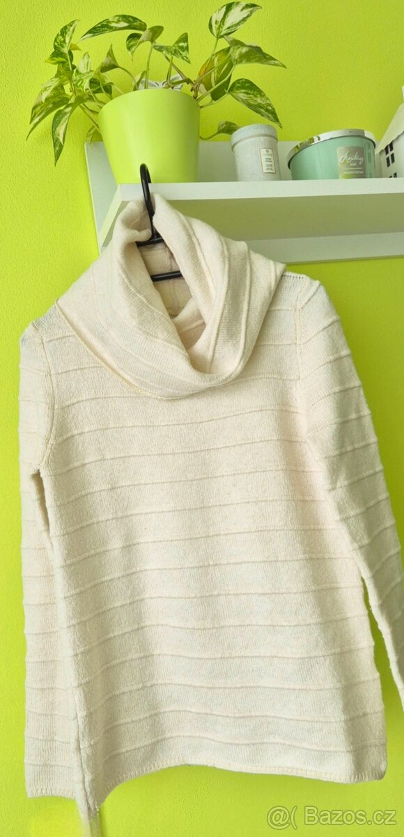 Elegantní dámský svetřík se zlatými nitkami