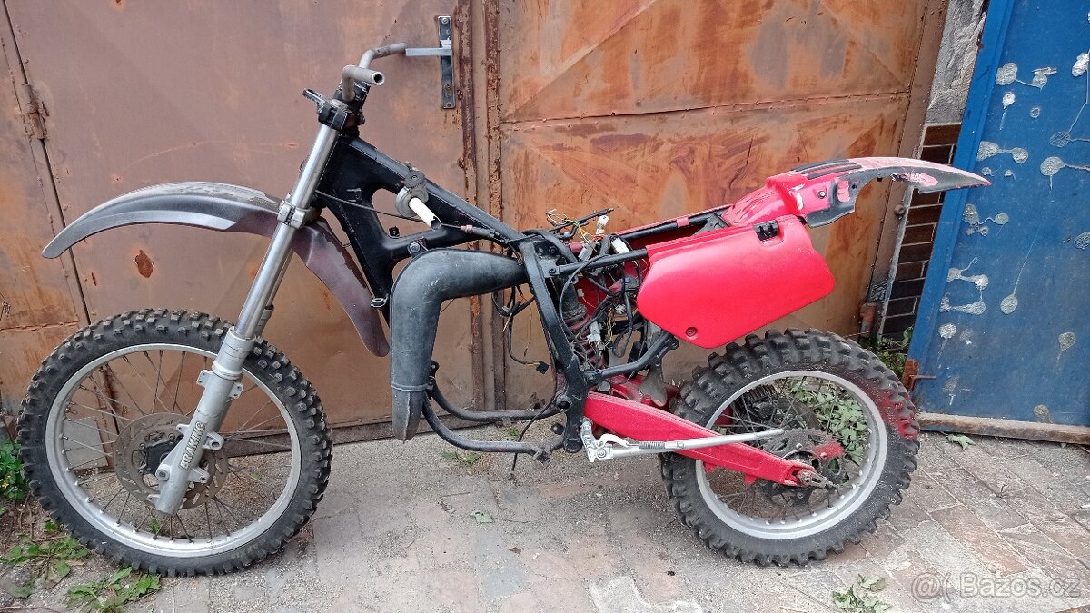 Gilera RC 125 mám kola, rám a výfuk