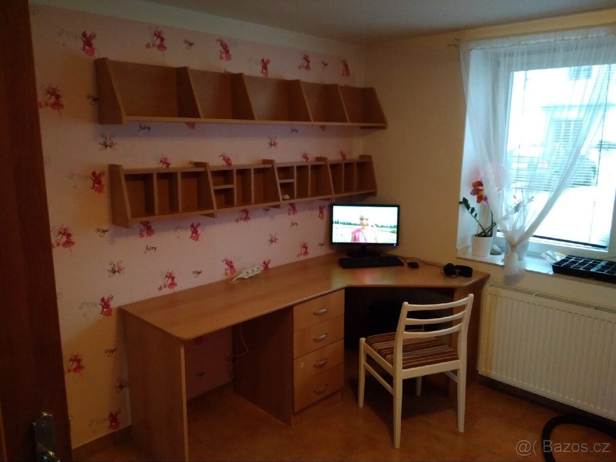 Prodám pracovní stůl+ dvě police