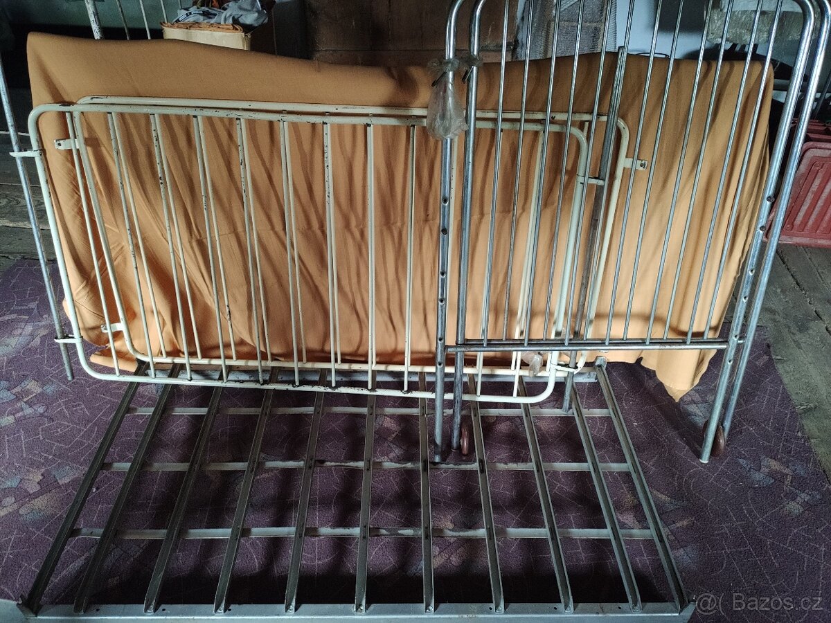 Retro kovová dětská postýlka