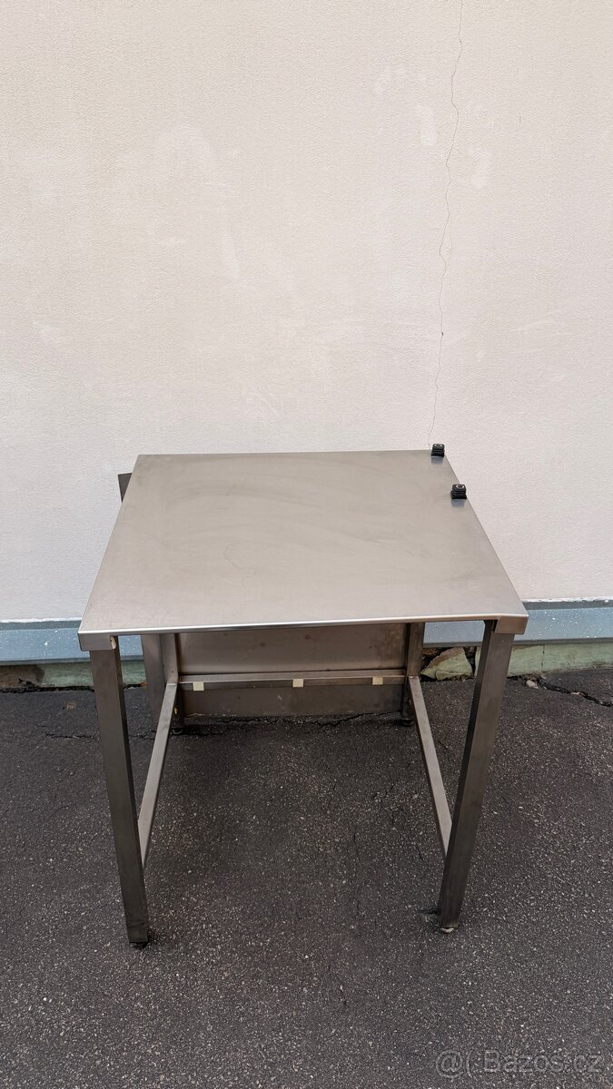 Nerezový pracovní stůl