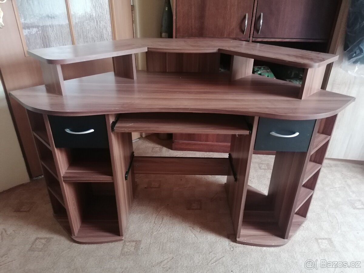 Rohový stůl k PC