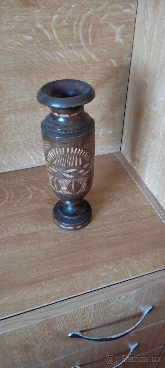 Dřevěná vyřezávaná váza