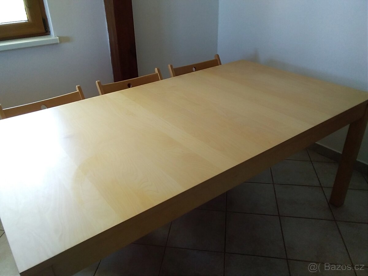 Velký rozkládací jídelní stůl