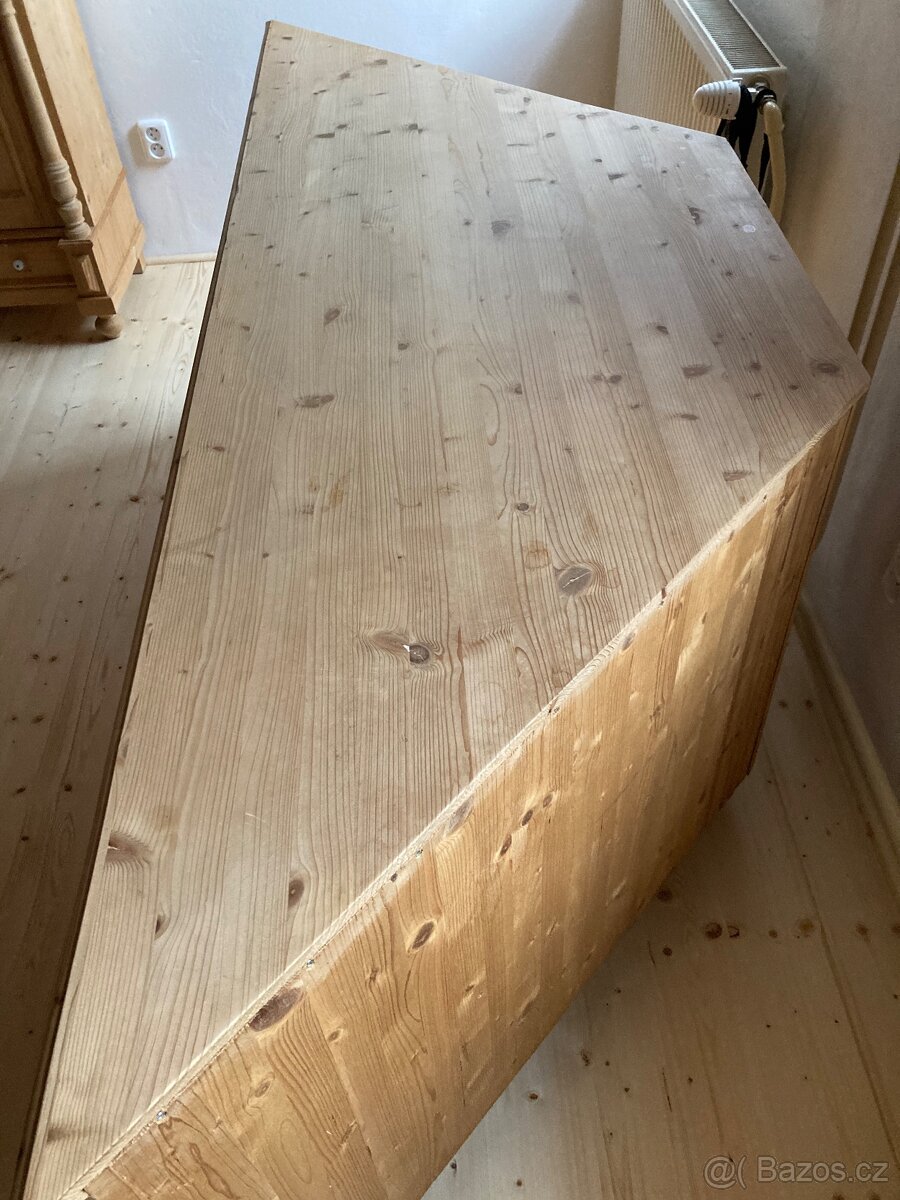 Stolek pod TV
