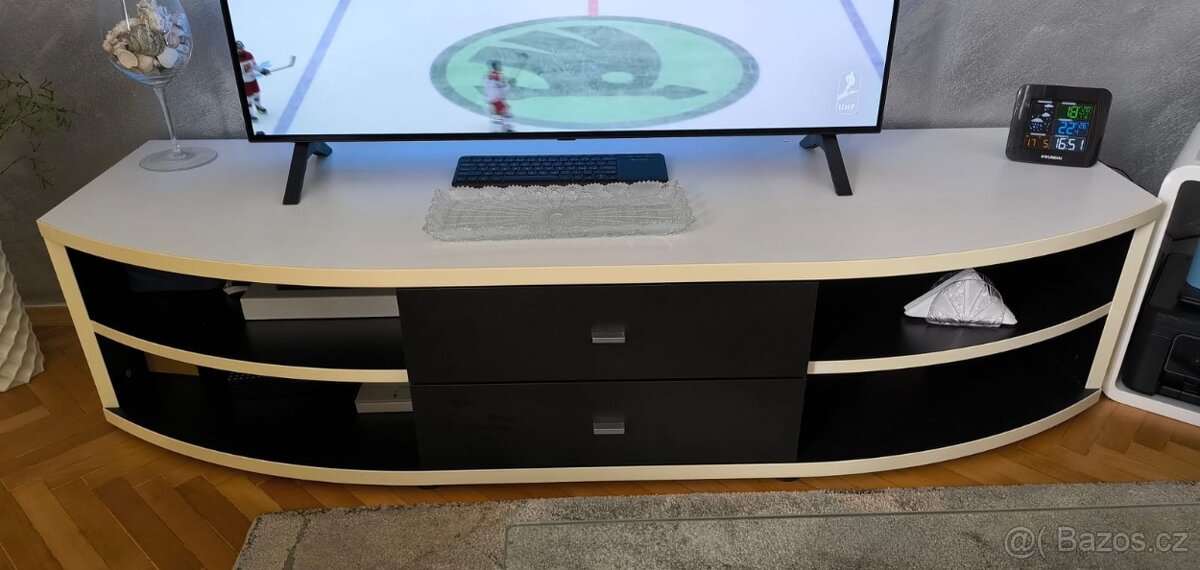 Stolek pod televizi