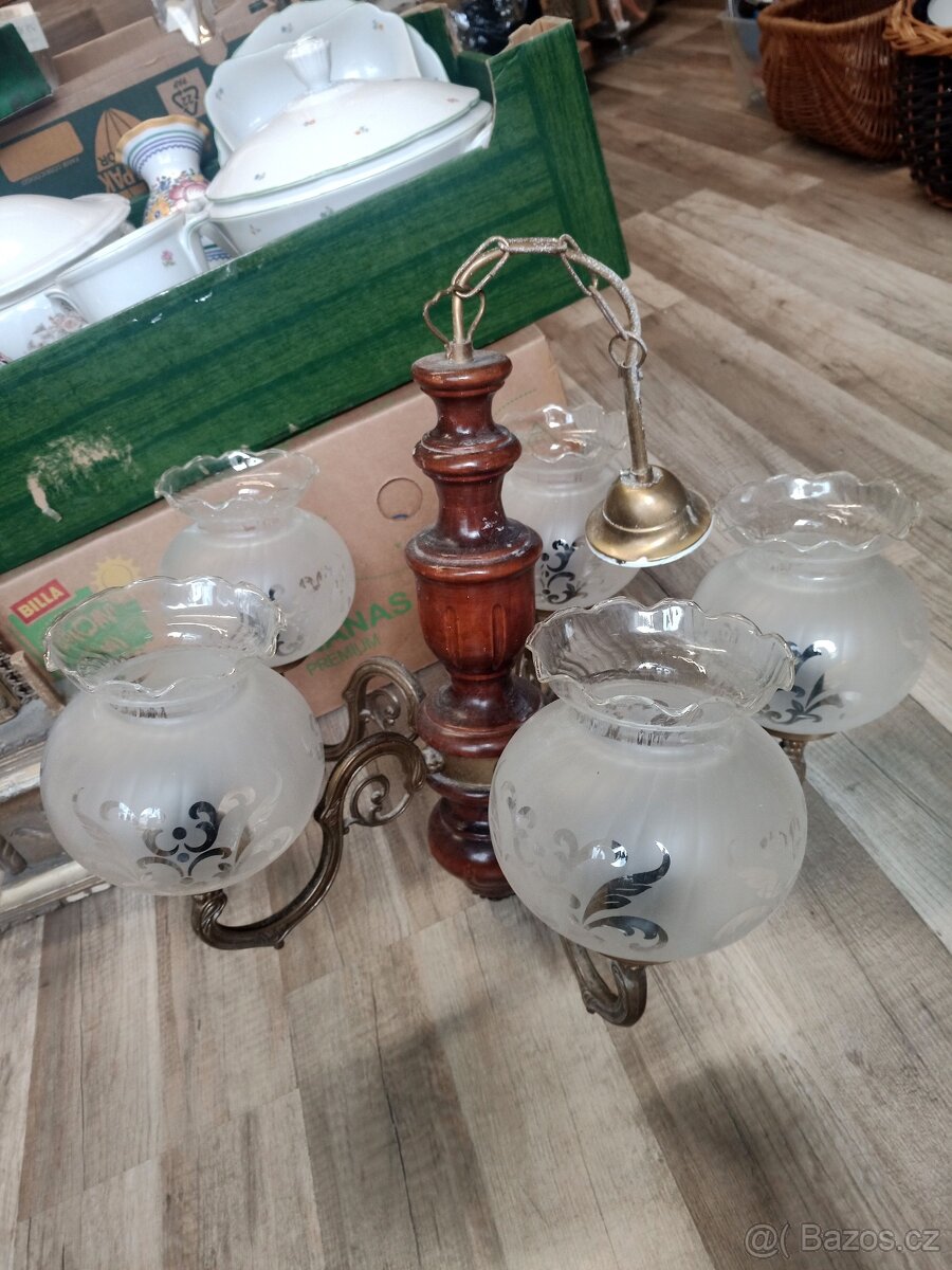 Lustry a lampa