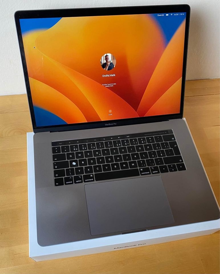 Apple MacBook Pro 15 s touch bar