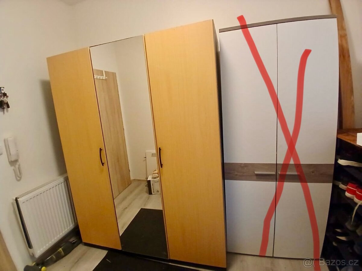 Skříň se zrcadlem