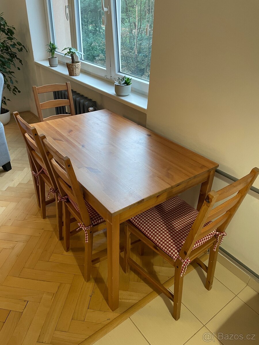 Jídelní stůl a 4 židle