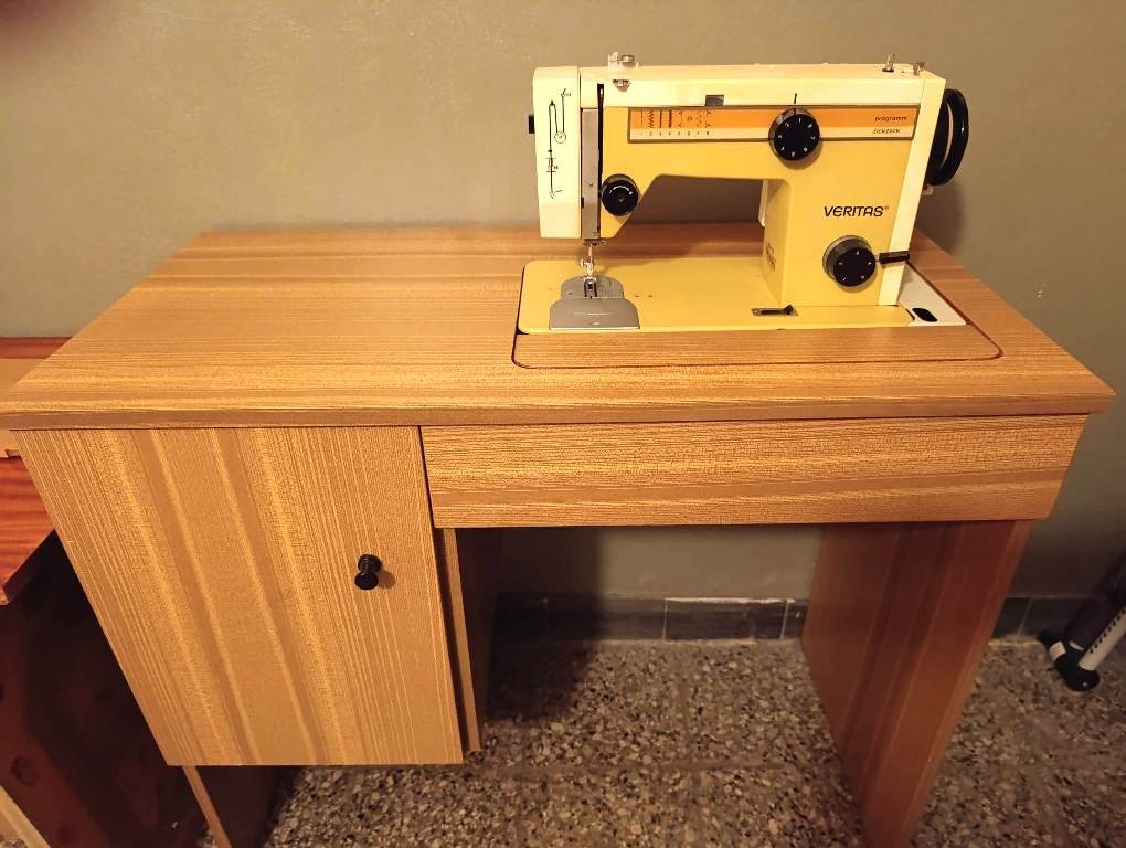 Prodám šicí stroj Veritas se stolem