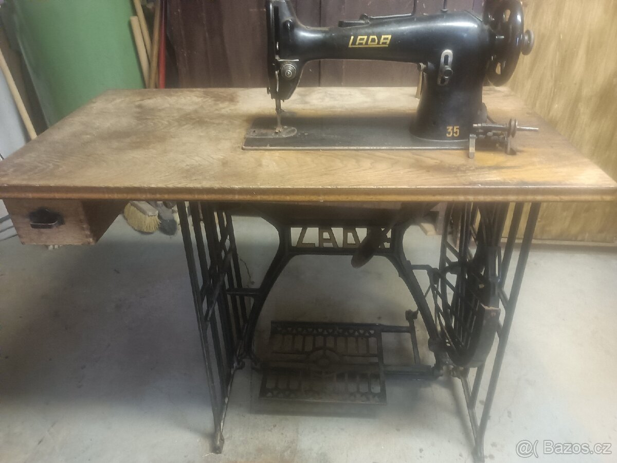 Šicí stroj Lada