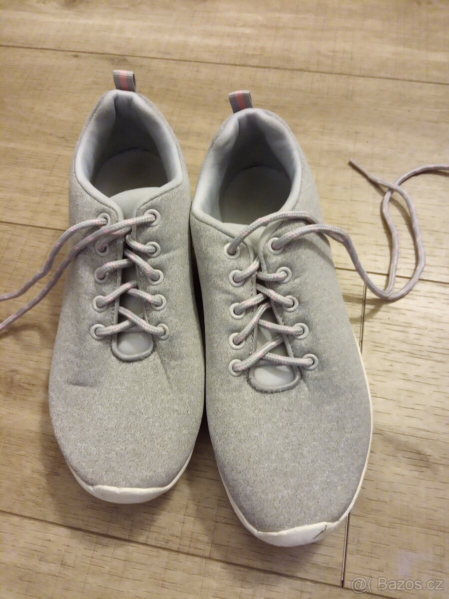 Dívčí sportovní boty vel. 35