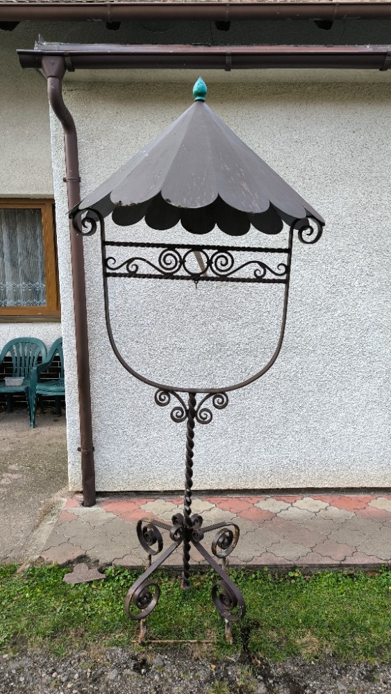Ručně kovaný stojan s ozdobnou stříškou