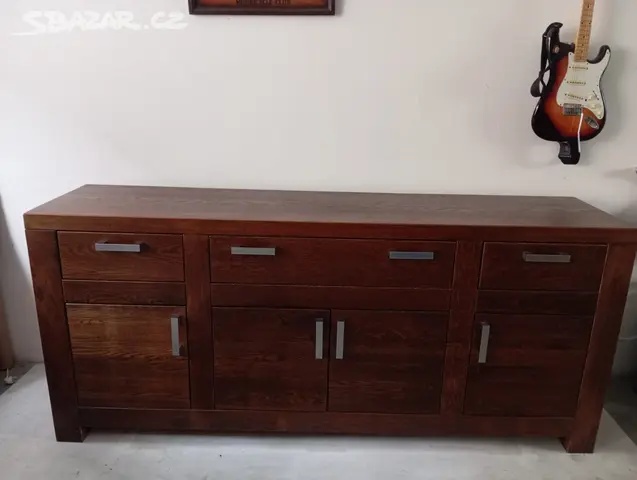 Komoda z masivního dřeva