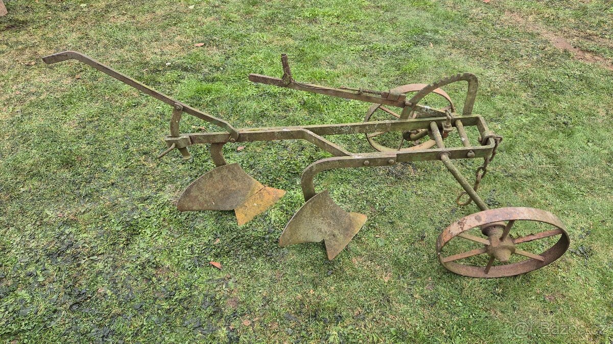 Malý dvouradličný pluh