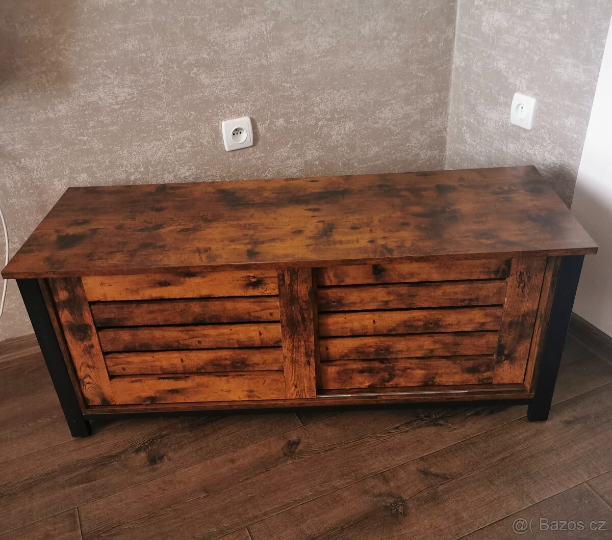 TV stolek v industriálním stylu