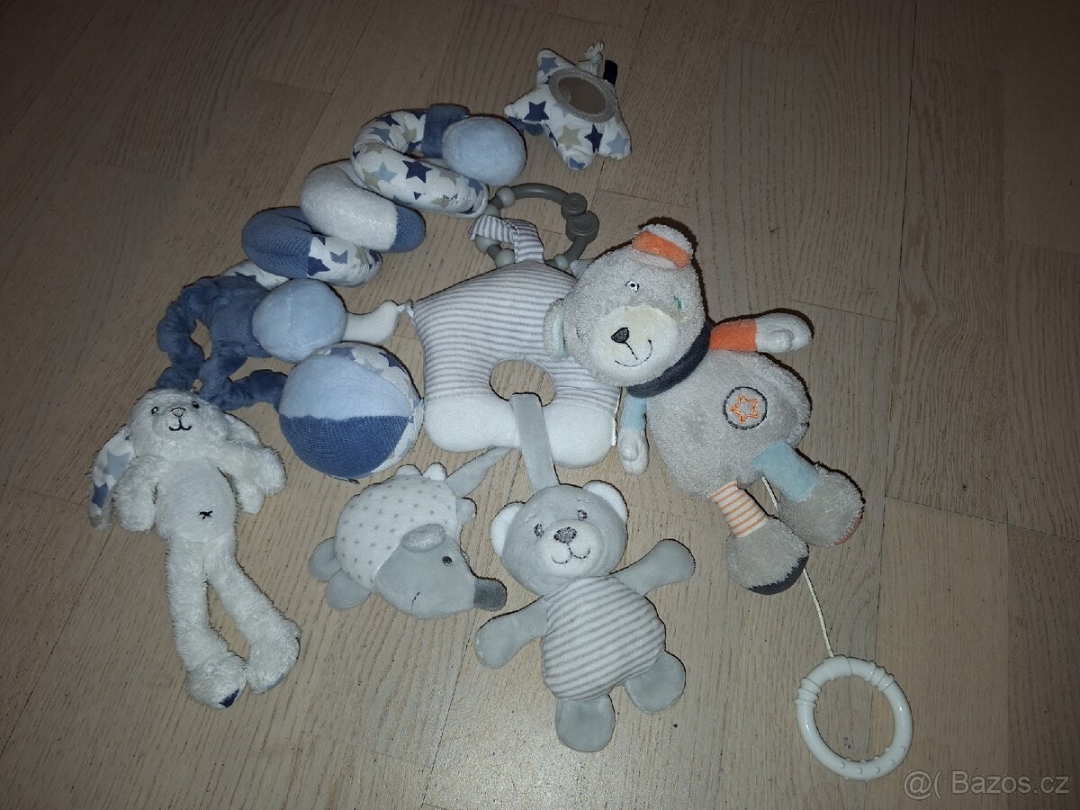 Plysaci, medvidek hraje